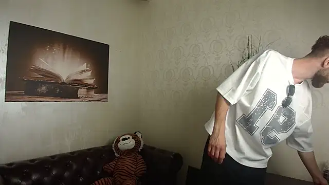 KyloEast online show from June 2026 04:17:01 AM