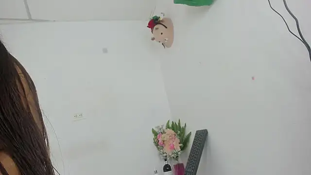 Snapshot of CurvyLatinaa_ chatting on May 2026 01:27:01 AM CurvyLatinaa online show from May 2026 01:27:01 AM