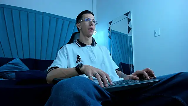 OliverThompsonJS online show from June 2026 03:37:01 AM