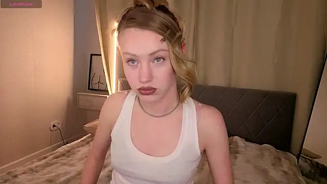 Snapshot of EvaHamilton chatting on May 2026 09:32:02 AM EvaHamilton online show from May 2026 09:32:02 AM