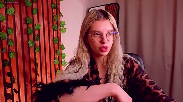 TiffyPeachy online show from April 2026 10:55:02 AM