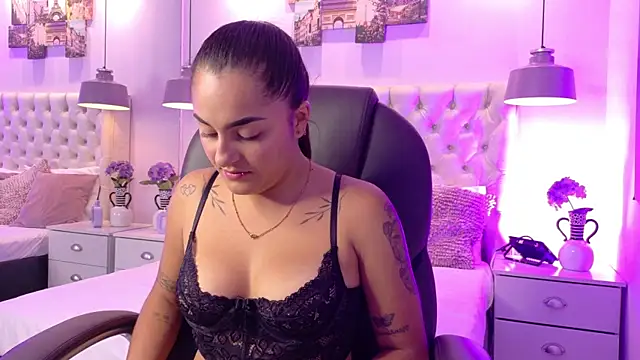 CarolineRodriz online show from April 2026 02:40:01 PM