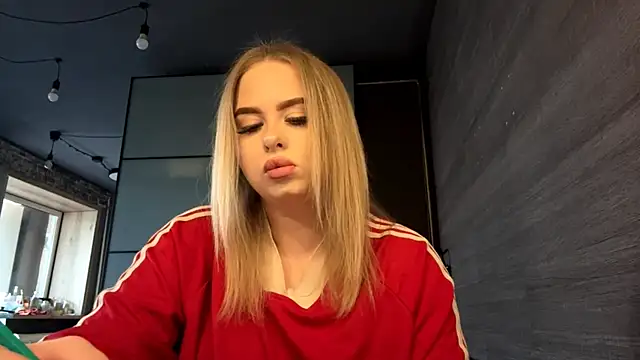 MiaLiluna online show from April 2026 09:11:02 AM