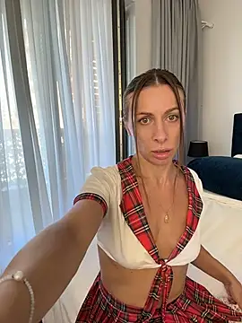 Mira Luna online show from July 2026 04:17:01 PM