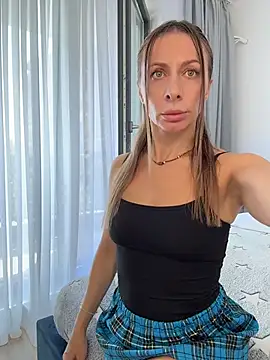 Mira Luna online show from July 2026 07:26:01 AM