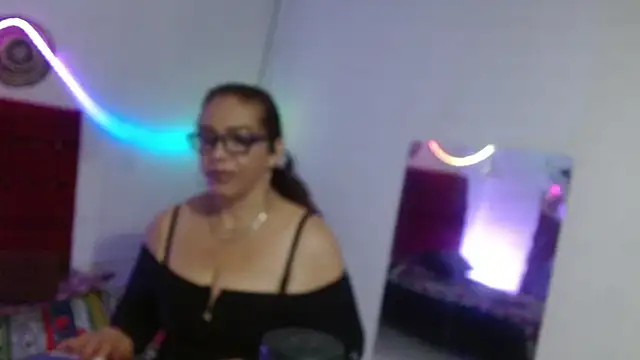 Snapshot of Sweet-Mommy-Milf chatting on May 2026 01:15:01 AM Sweet-Mommy-Milf online show from May 2026 01:15:01 AM