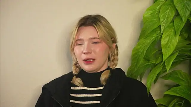 VennieLippe online show from April 2026 05:25:02 AM