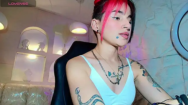 Snapshot of Moon_Red_r chatting on July 2026 07:46:01 PM Moon Red r online show from July 2026 07:46:01 PM
