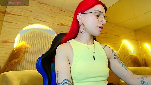 Snapshot of Moon_Red_r chatting on May 2026 12:45:02 PM Moon Red r online show from May 2026 12:45:02 PM