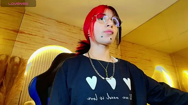 Snapshot of Moon_Red_r chatting on June 2026 12:50:01 PM Moon Red r online show from June 2026 12:50:01 PM
