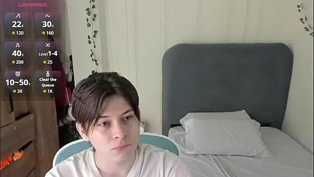Snapshot of Felixzyn chatting on April 2026 07:44:01 PM Felixzyn online show from April 2026 07:44:01 PM