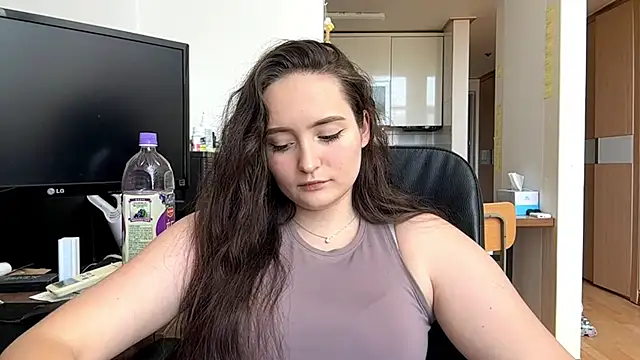Emilly Cart online show from May 2026 02:37:02 AM