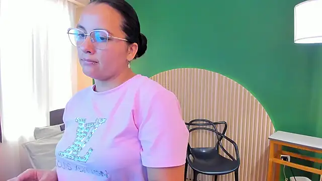 Snapshot of megansumer chatting on May 2026 12:12:01 PM megansumer online show from May 2026 12:12:01 PM