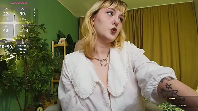 Snapshot of Emma_Thomps chatting on May 2026 02:04:02 PM Emma Thomps online show from May 2026 02:04:02 PM