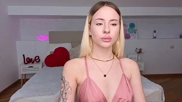 Snapshot of Bella_crazyy chatting on May 2026 08:40:01 PM Bella crazyy online show from May 2026 08:40:01 PM