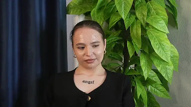 ElmaZillman online show from April 2026 11:24:01 AM