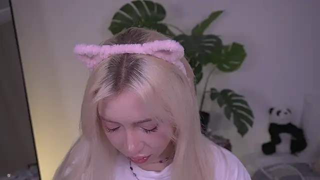 KitsuWaifu online show from April 2026 02:34:01 PM