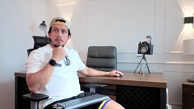 andrewmuscle online show from April 2026 08:04:02 PM