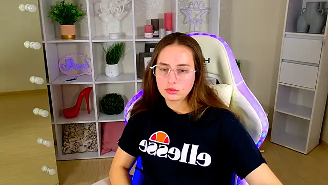 NadinnL online show from May 2026 06:44:02 AM