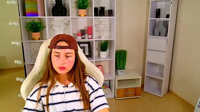 NadinnL online show from May 2026 06:46:01 AM