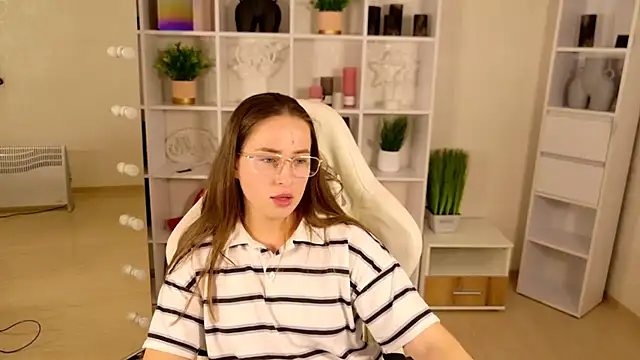 NadinnL online show from May 2026 06:55:01 AM