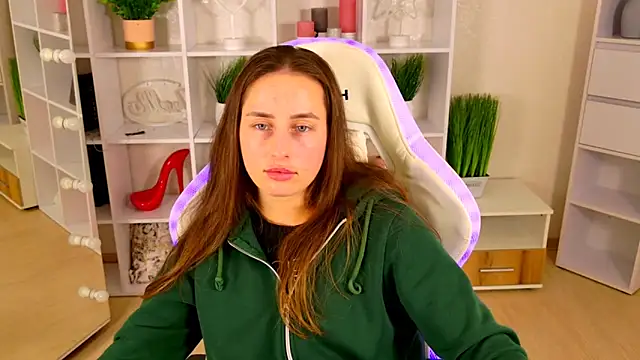 NadinnL online show from May 2026 07:05:02 AM