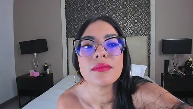 Larissa Luna online show from May 2026 12:44:01 PM