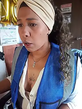 Snapshot of Ivon_C chatting on June 2026 01:22:01 PM Ivon C online show from June 2026 01:22:01 PM