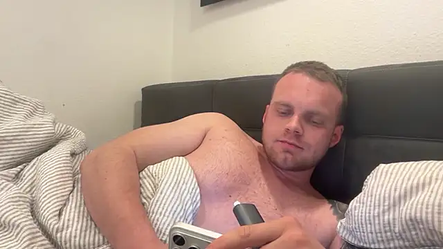 hallihallo12343 online show from April 2026 09:10:02 PM