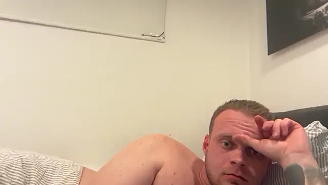 hallihallo12343 online show from April 2026 10:11:02 PM