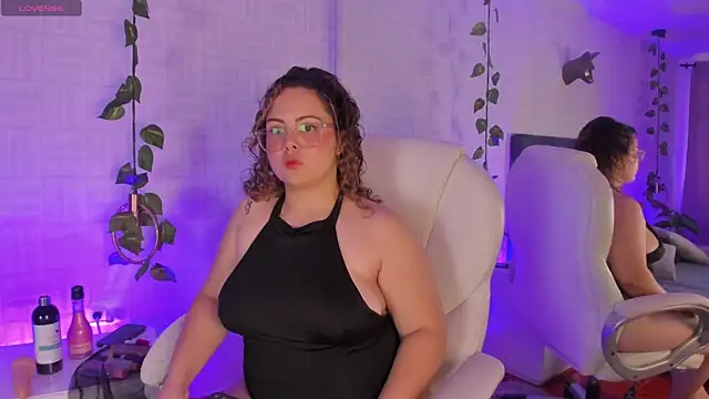 Samantha Greey  online show from May 2026 08:28:01 PM