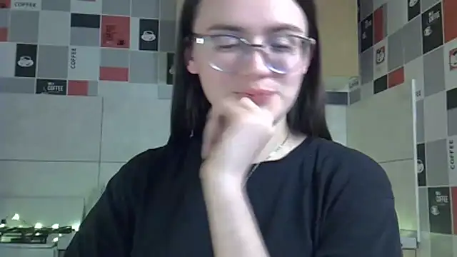 Miss Tinakiss online show from April 2026 05:52:01 PM