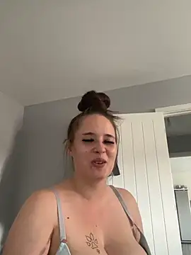 Snapshot of Poppylooloo chatting on June 2026 01:06:02 PM Poppylooloo online show from June 2026 01:06:02 PM