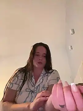 Snapshot of Poppylooloo chatting on May 2026 08:07:02 PM Poppylooloo online show from May 2026 08:07:02 PM