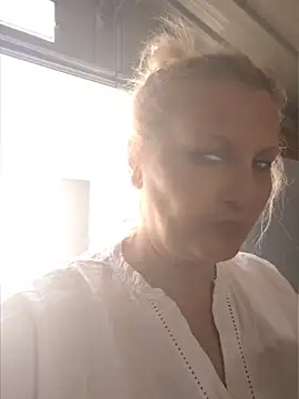 Divineblond online show from May 2026 01:22:01 PM