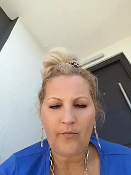 Divineblond online show from May 2026 01:42:01 PM