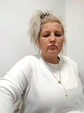 Divineblond online show from October 2025 04:39:01 PM