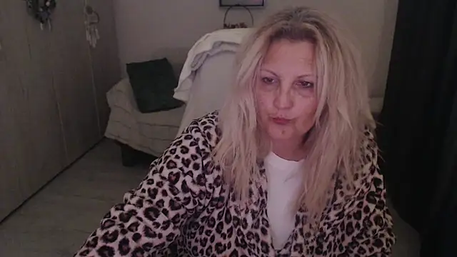 Divineblond online show from April 2026 11:44:01 PM