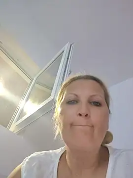 Divineblond online show from June 2026 08:32:01 PM
