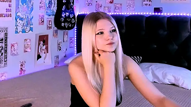 Snapshot of LunariaFox chatting on May 2026 02:58:01 PM LunariaFox online show from May 2026 02:58:01 PM
