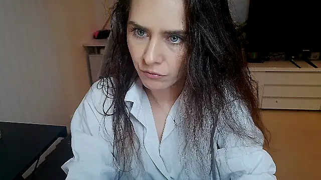 khalessi13 online show from May 2026 09:28:01 PM