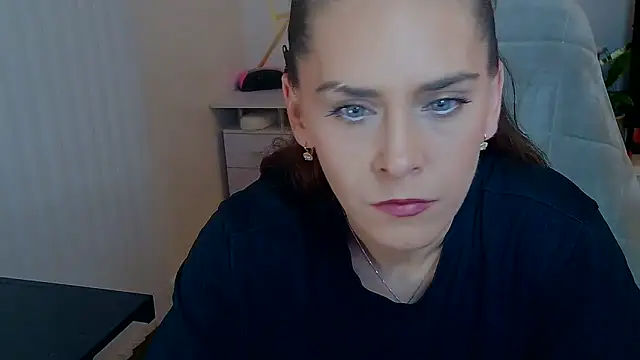khalessi13 online show from May 2026 09:54:01 PM