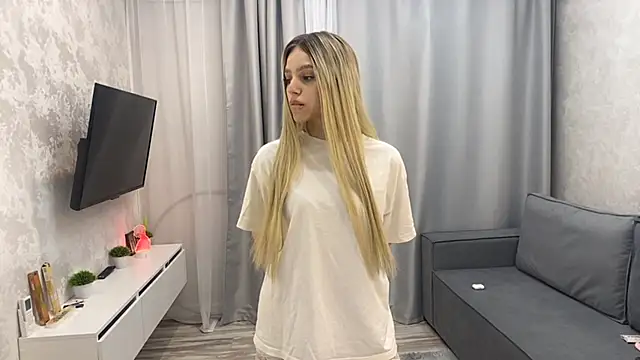 Mooniesiesita online show from April 2026 11:07:01 PM