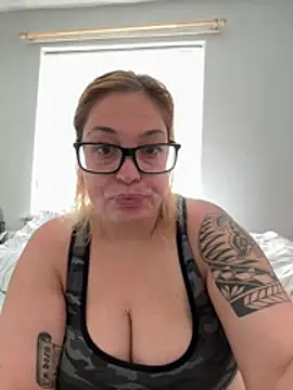 Snapshot of SecretRavenXO chatting on May 2026 01:00:01 PM SecretRavenXO online show from May 2026 01:00:01 PM