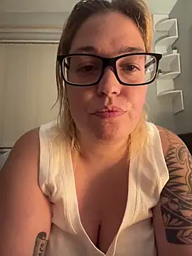 Snapshot of SecretRavenXO chatting on June 2026 10:04:01 PM SecretRavenXO online show from June 2026 10:04:01 PM