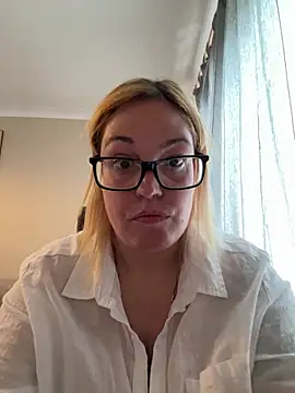 Snapshot of SecretRavenXO chatting on May 2026 02:24:02 PM SecretRavenXO online show from May 2026 02:24:02 PM