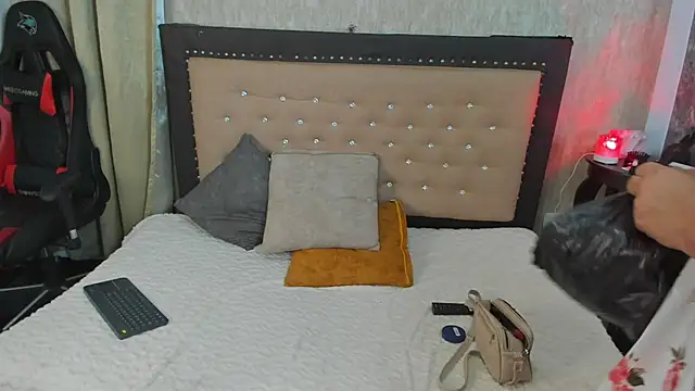 Zoedeleon online show from July 2026 07:47:02 PM
