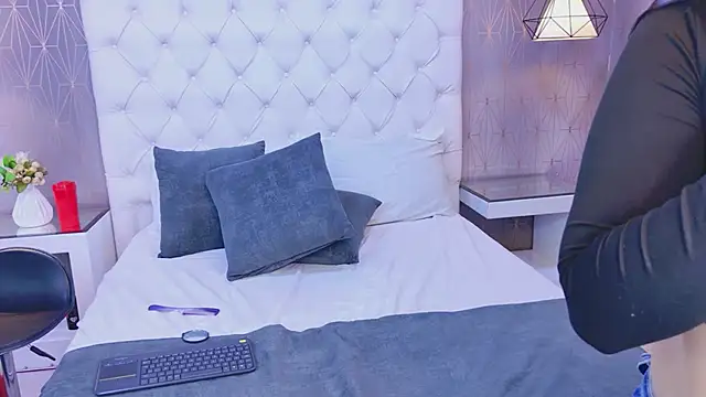 CarolineOlsen online show from June 2026 12:05:02 AM