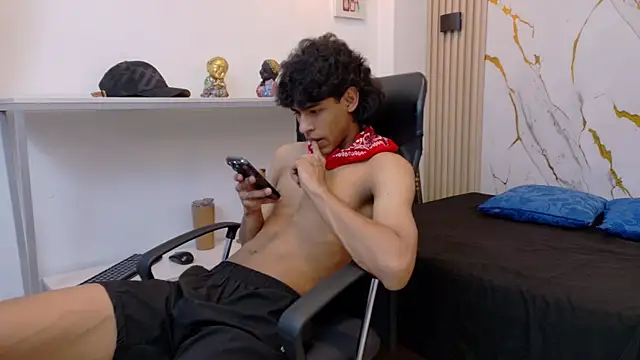 Snapshot of Zayn_Fox32 chatting on June 2026 06:28:01 PM Zayn Fox32 online show from June 2026 06:28:01 PM