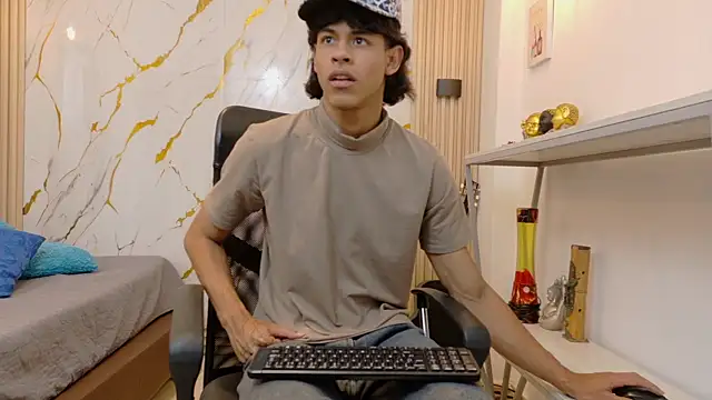 Snapshot of Zayn_Fox32 chatting on July 2026 06:05:01 PM Zayn Fox32 online show from July 2026 06:05:01 PM